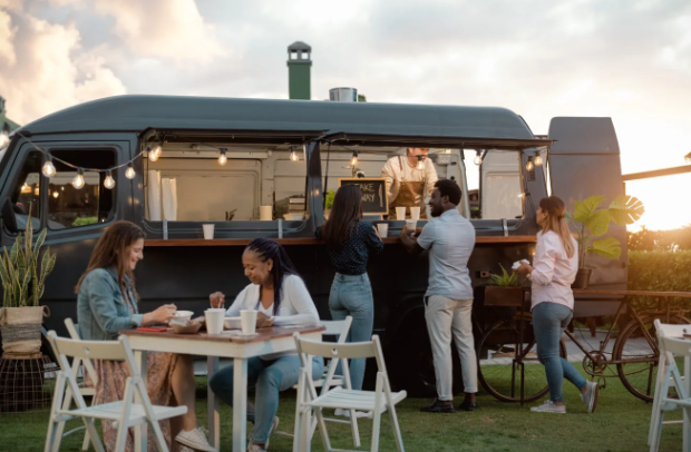 Food Truck bei einer Veranstaltung mit Gästen