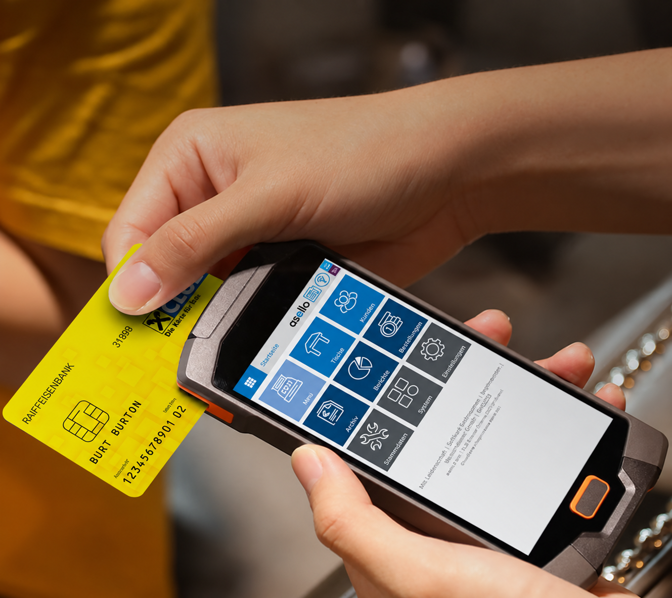 Mobiles Order- und Zahlterminal beim Bezahlen mit Karte